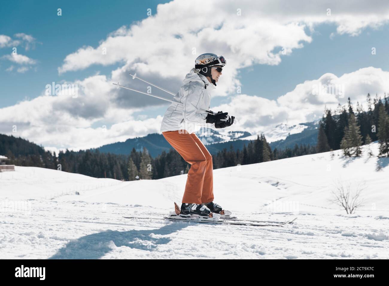 Deutschland, Bayern, Winklmoosalm, Reife Frau, Abfahrt Stockfoto