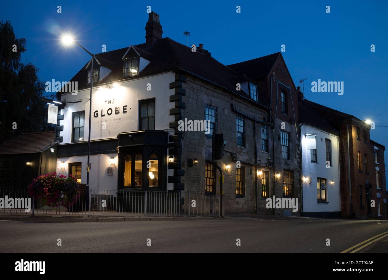 The Globe Pub und Restaurant bei Nacht, Warwick, Warwickshire, Großbritannien Stockfoto