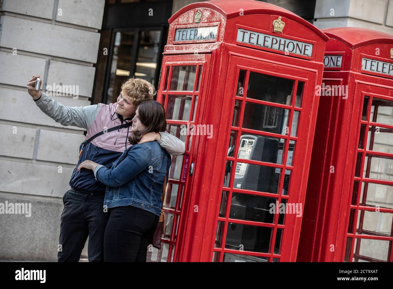 Selfie gegen traditionelle rote Telefonzelle, London, England, Großbritannien Stockfoto