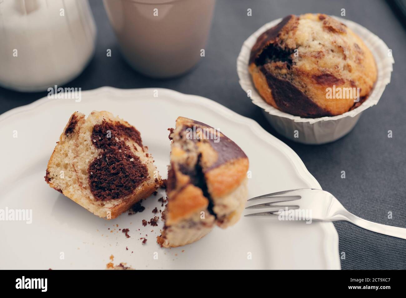 Marmor-Muffins auf Platte Stockfoto