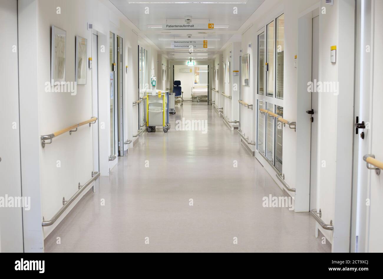 Deutschland, Freiburg, Blick auf leere Krankenhausflur Stockfoto