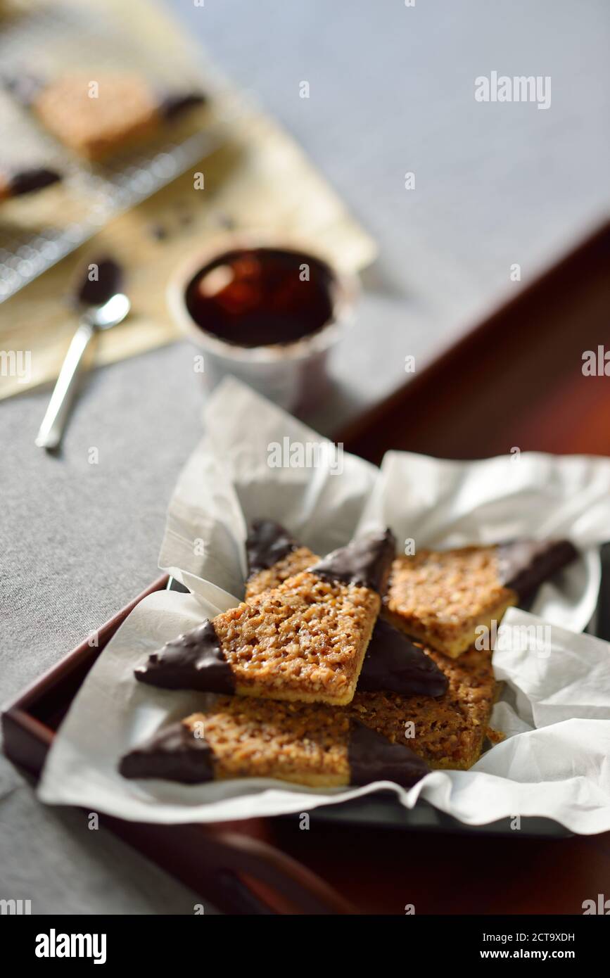 Nuss-Dreiecke mit Schokoladenglasur Stockfoto