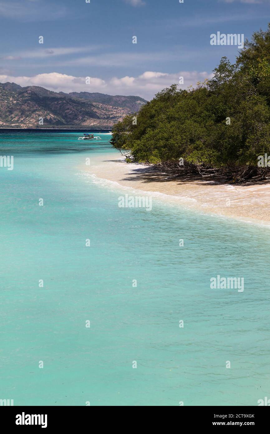 Indonesien, Blick auf Lombok Insel Gili Air, traditionellen Holzboot am Strand Stockfoto