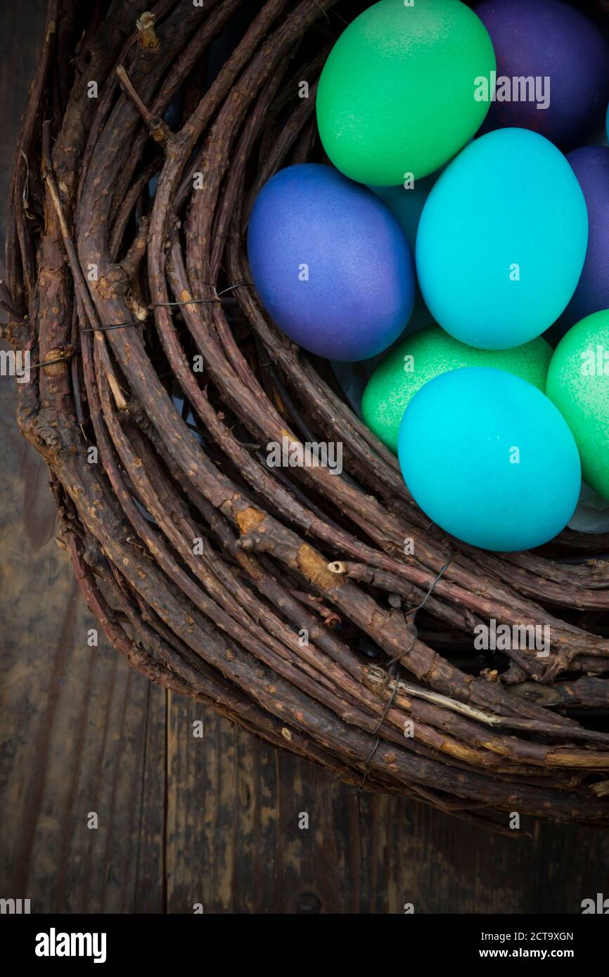 Gefärbte Ester Eiern im nest Stockfoto