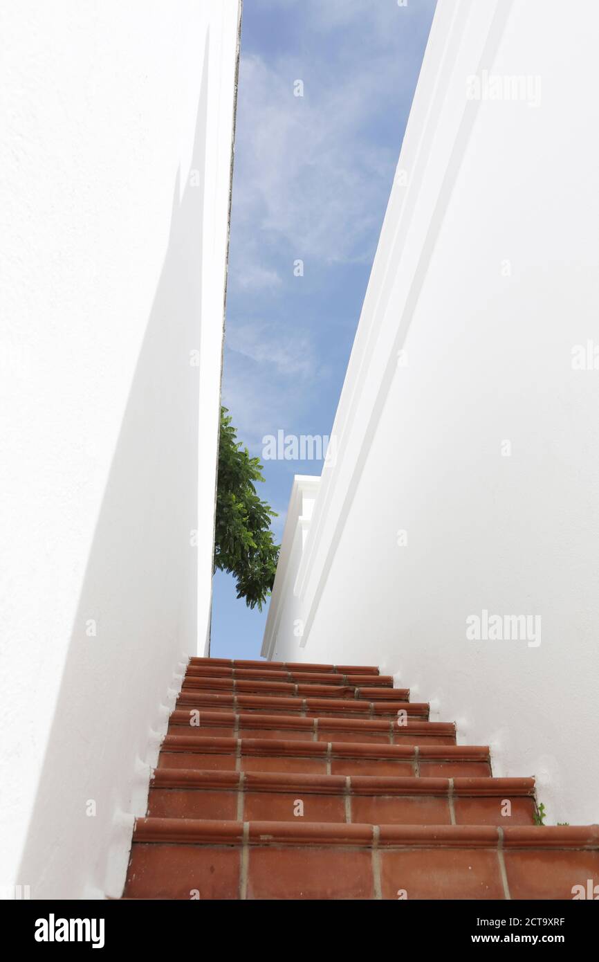 Spanien, Lanzarote, Puerto del Carmen, Treppe zwischen weißen Wänden Stockfoto