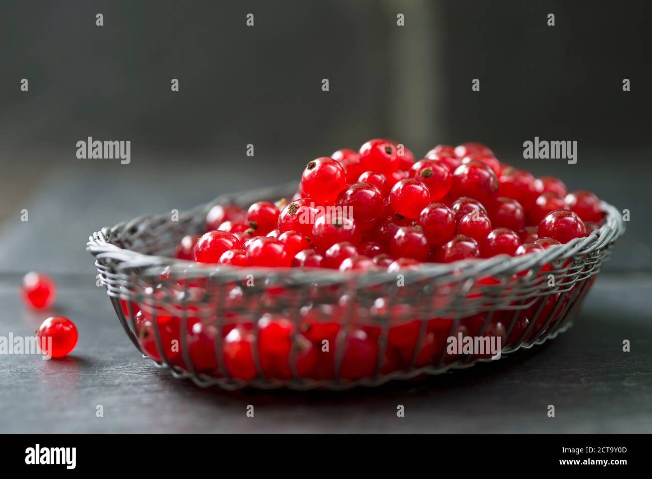 Rote Johannisbeeren in Korb, Studio gedreht Stockfoto