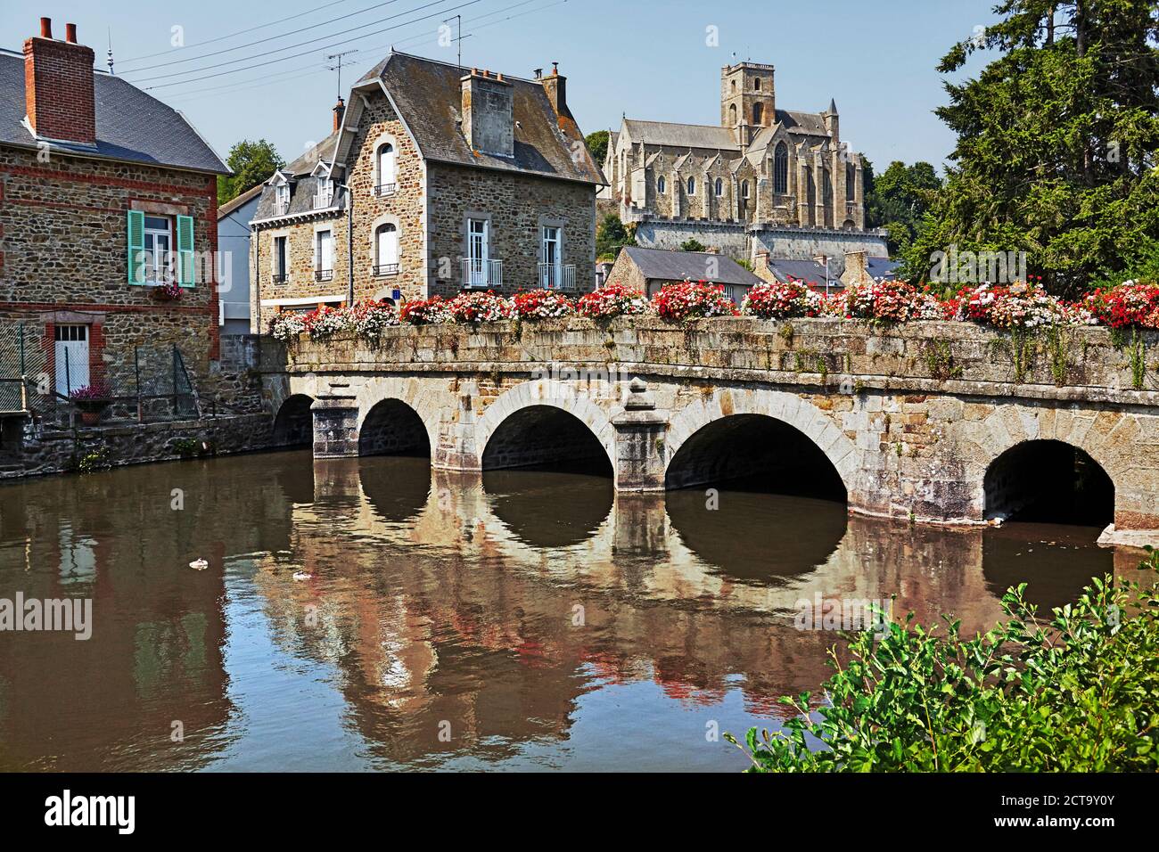 Frankreich, Bretagne, Lamballe, Stein-Brücke, Häuser und die Kirche Notre-Dame Stockfoto