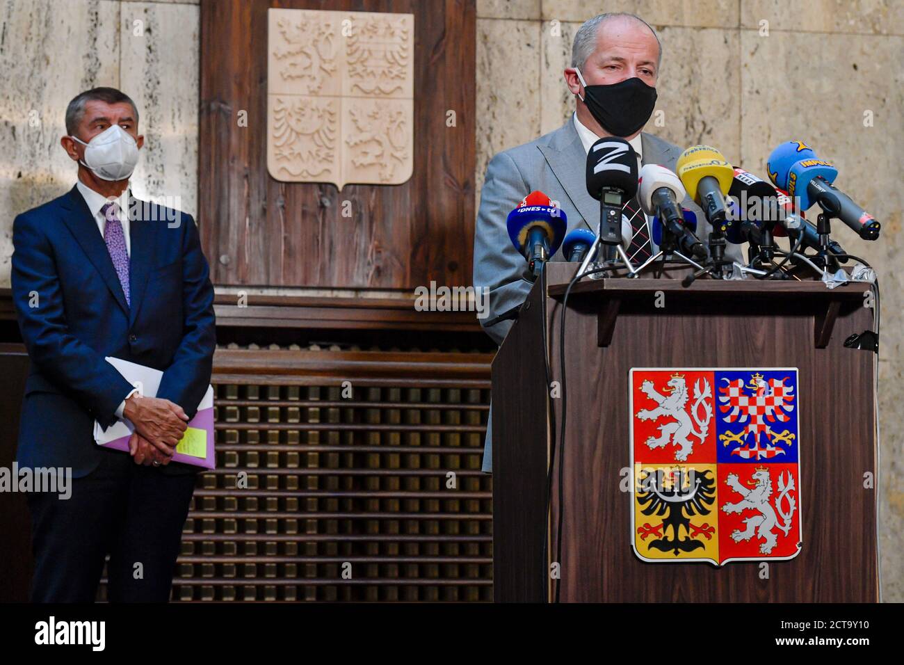 Prag, Tschechische Republik. September 2020. Der tschechische Gesundheitsminister Roman Prymula, rechts, spricht während einer Pressekonferenz nach seiner Amtseinführung am 22. September 2020 in Prag, Tschechische Republik. Auf der linken Seite ist der tschechische Premierminister Andrej Babis zu sehen. Kredit: VIT Simanek/CTK Foto/Alamy Live Nachrichten Stockfoto