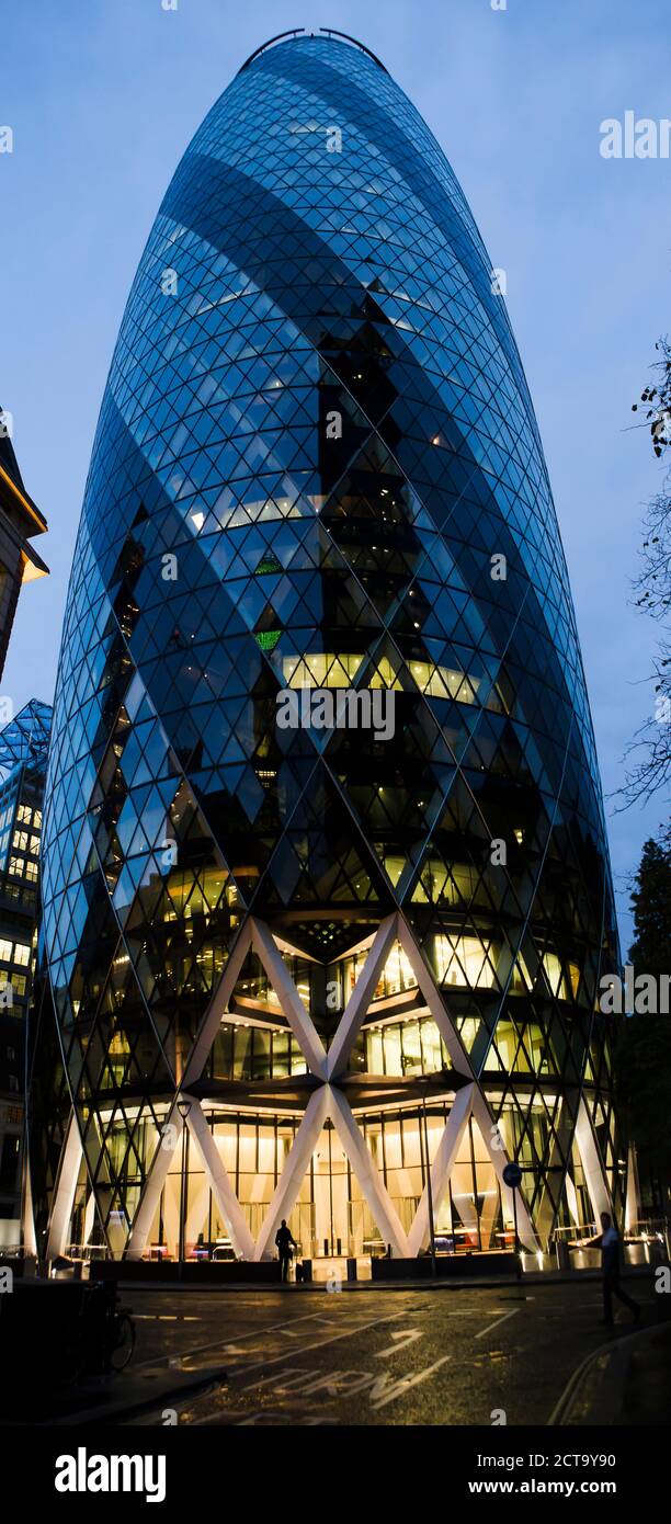 Großbritannien, London, London, 30 St Mary Axe, Blick auf The Gherkin in der Abenddämmerung Stockfoto