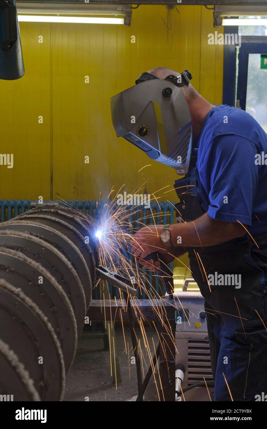 Deutschland, Baden-Wurttemberg, Wasseraufbereitungsanlage, Schweißer, die Reparatur von technischen Geräten Stockfoto