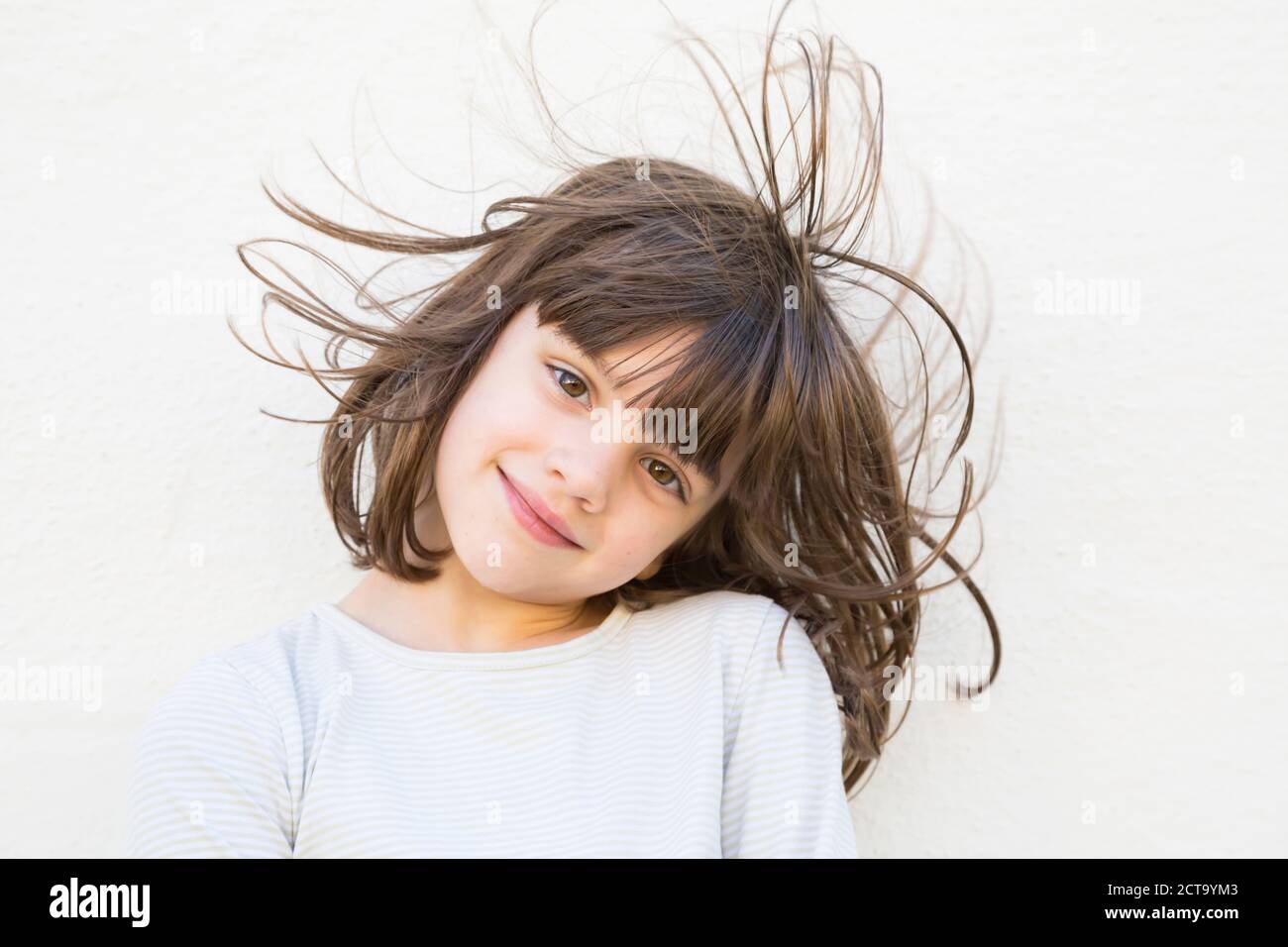 Porträt von lächelnden kleinen Mädchen mit Haar weht Stockfoto