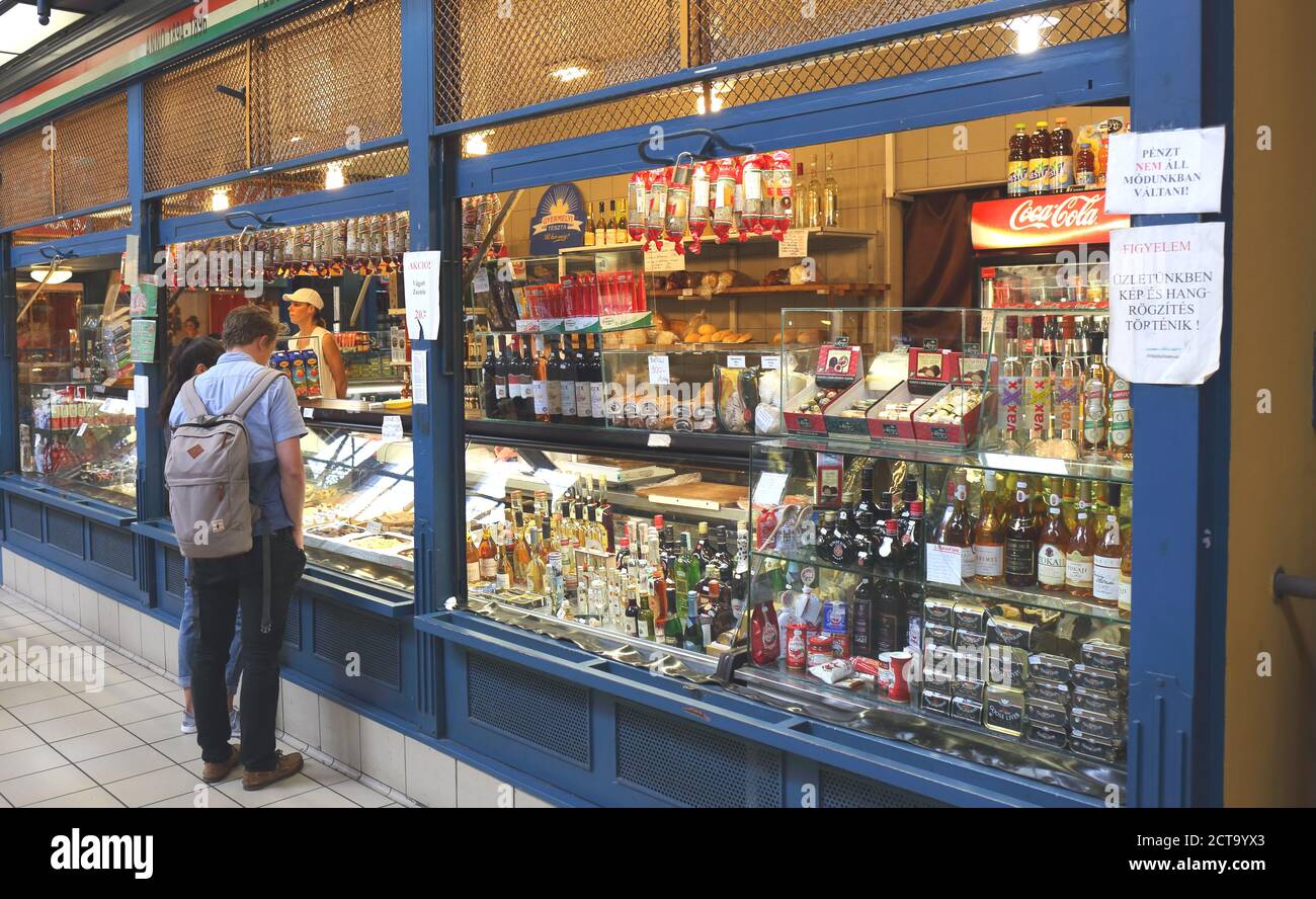 Ein Kunde, der in der Nagy csarnok, große Markthalle, Budapest, Ungarn einkauft Stockfoto