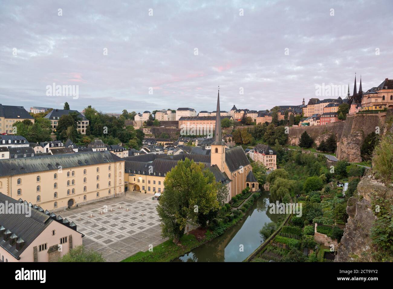 Luxemburg, Luxemburg-Stadt, Blick vom Kasematten du Bock, Burg Lucilinburhuc, die Benediktiner-Abtei Neumünster und St. Johannes-Kirche am Fluss Alzette Stockfoto