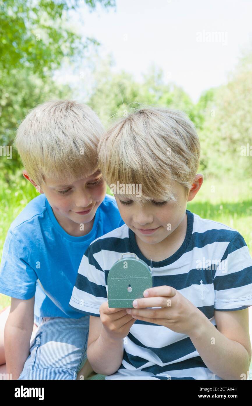 Deutschland, Bayern, zwei jungen Blick auf einen Kompass Stockfoto