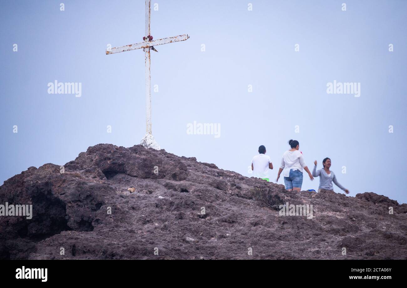 Las Palmas, Gran Canaria, Kanarische Inseln, Spanien. September 2020. Herbst Tagundnachtgleiche Sonnenaufgang. Frauen lesen die Bibel und beten auf dem Berggipfel bei Sonnenaufgang auf Gran Canaria. Kredit: Alan Dawson/Alamy Live Nachrichten Stockfoto