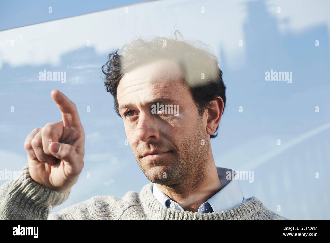 Portrait der Mann zeigte auf Glasscheibe Stockfoto