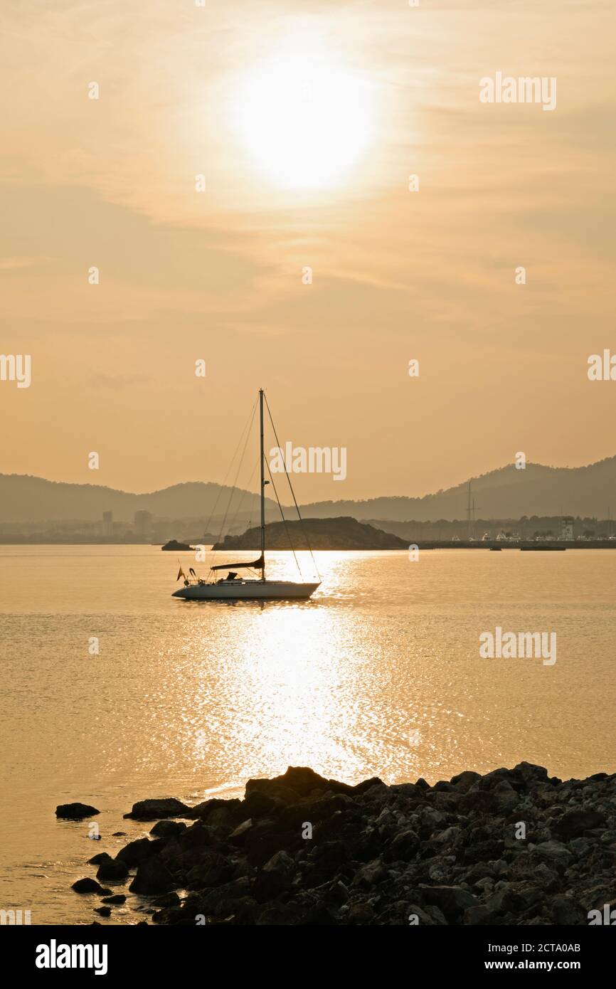 Spanien, Mallorca, Sonnenuntergang mit Segelboot Stockfoto