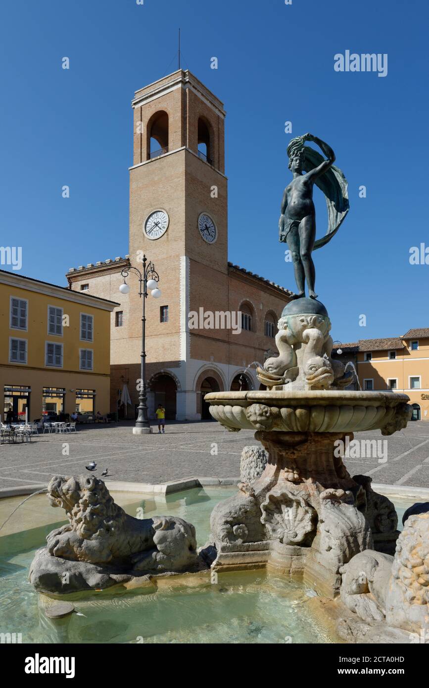 Italien, Marken, Provinz von Pesaro und Urbino, Fano, Fontana della Fortuna, Fountain of Fortune und Palazzo della Ragione Stockfoto