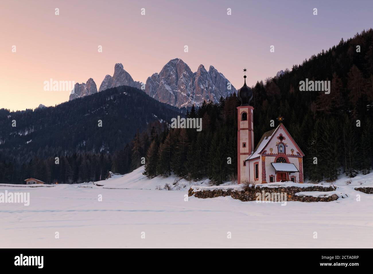 Italien, Alto Adige, Ranui, St. Johannes Kirche vor Geisler Gruppe Stockfoto
