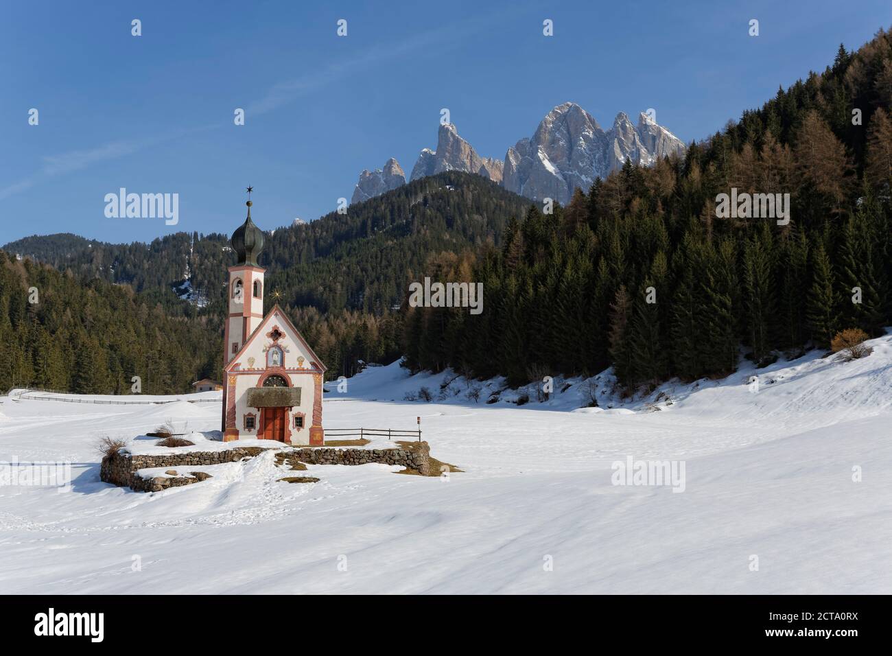 Italien, Alto Adige, Ranui, St. Johannes Kirche vor Geisler Gruppe Stockfoto