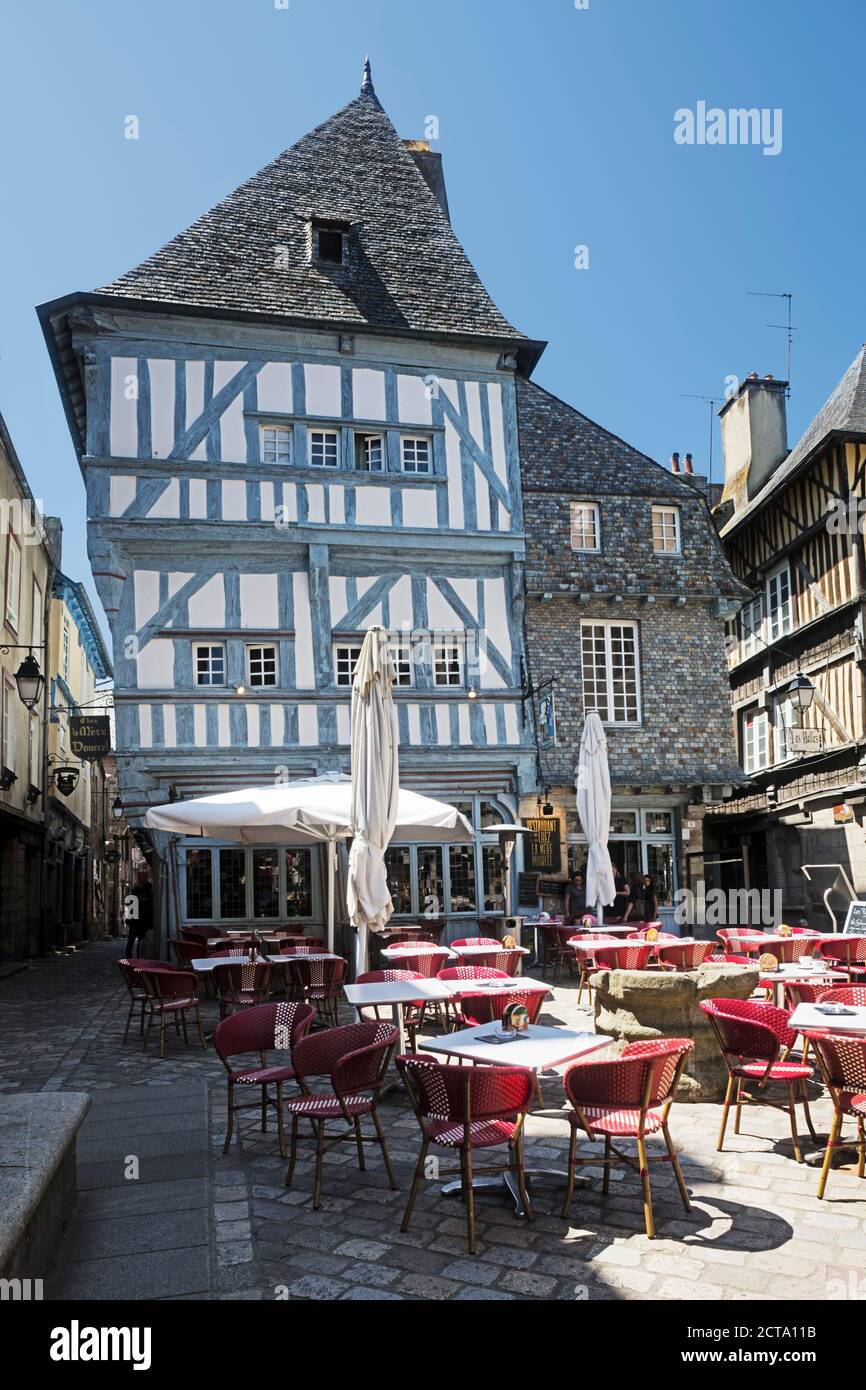 Frankreich, Bretagne, Dinan, Fachwerkhäusern und Pflaster restaurant Stockfoto