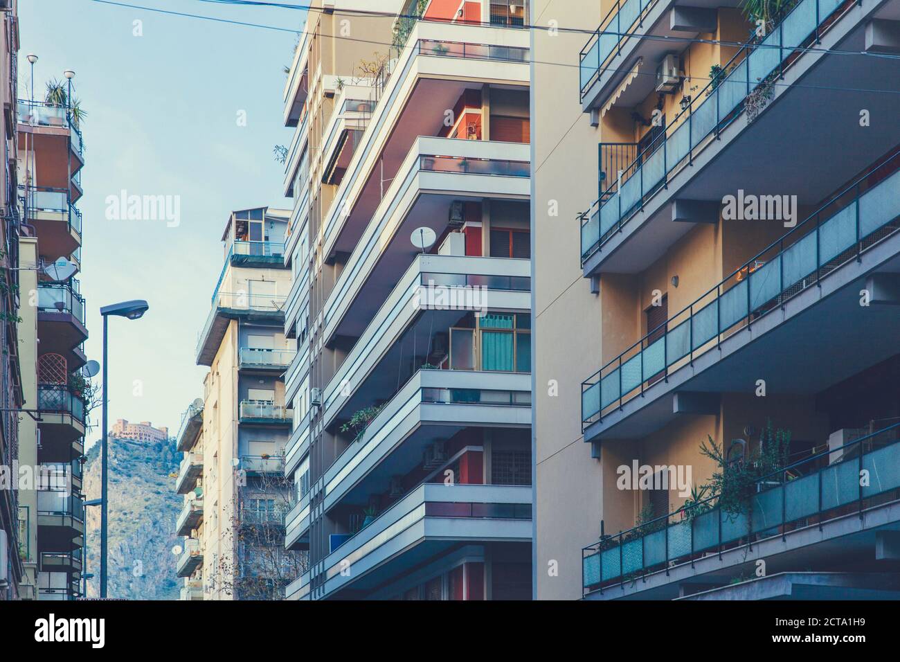 Italien, Sizilien, Palermo, Blick vom Wohngebiet auf Castello Utveggio Stockfoto