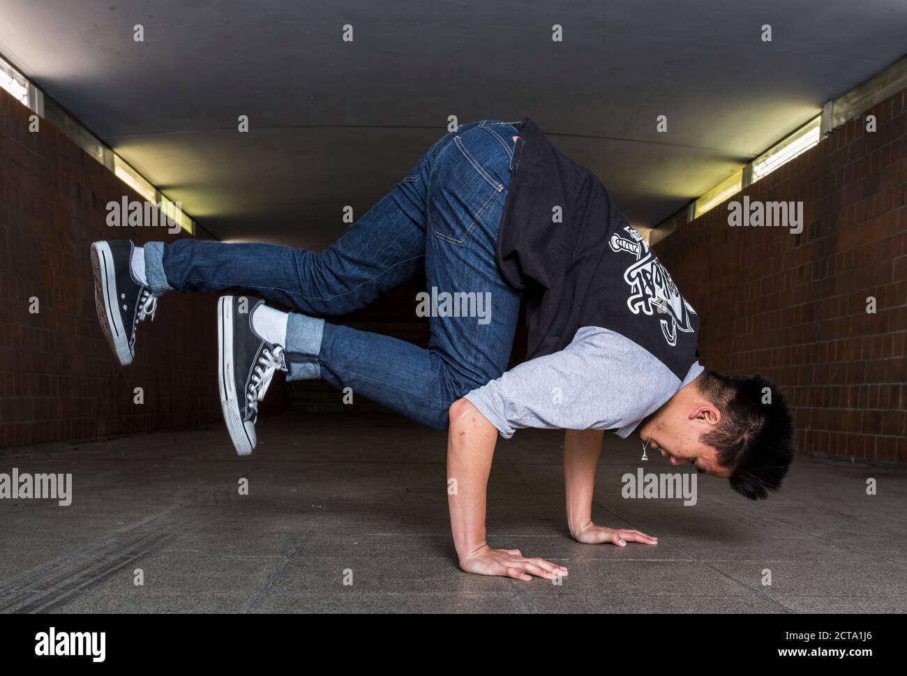 Junge Breakdancer in Unterführung Stockfoto