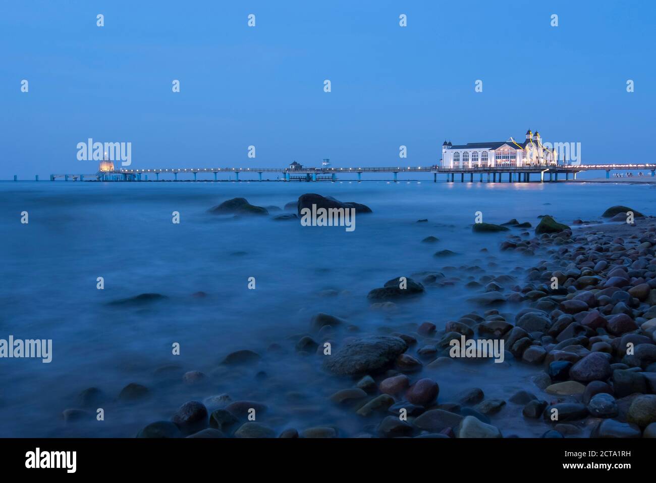 Deutschland, Mecklenburg-Vorpommern, Rugia, Blick auf die Seebrücke im Ostseebad Ostseebad Sellin zur blauen Stunde Stockfoto