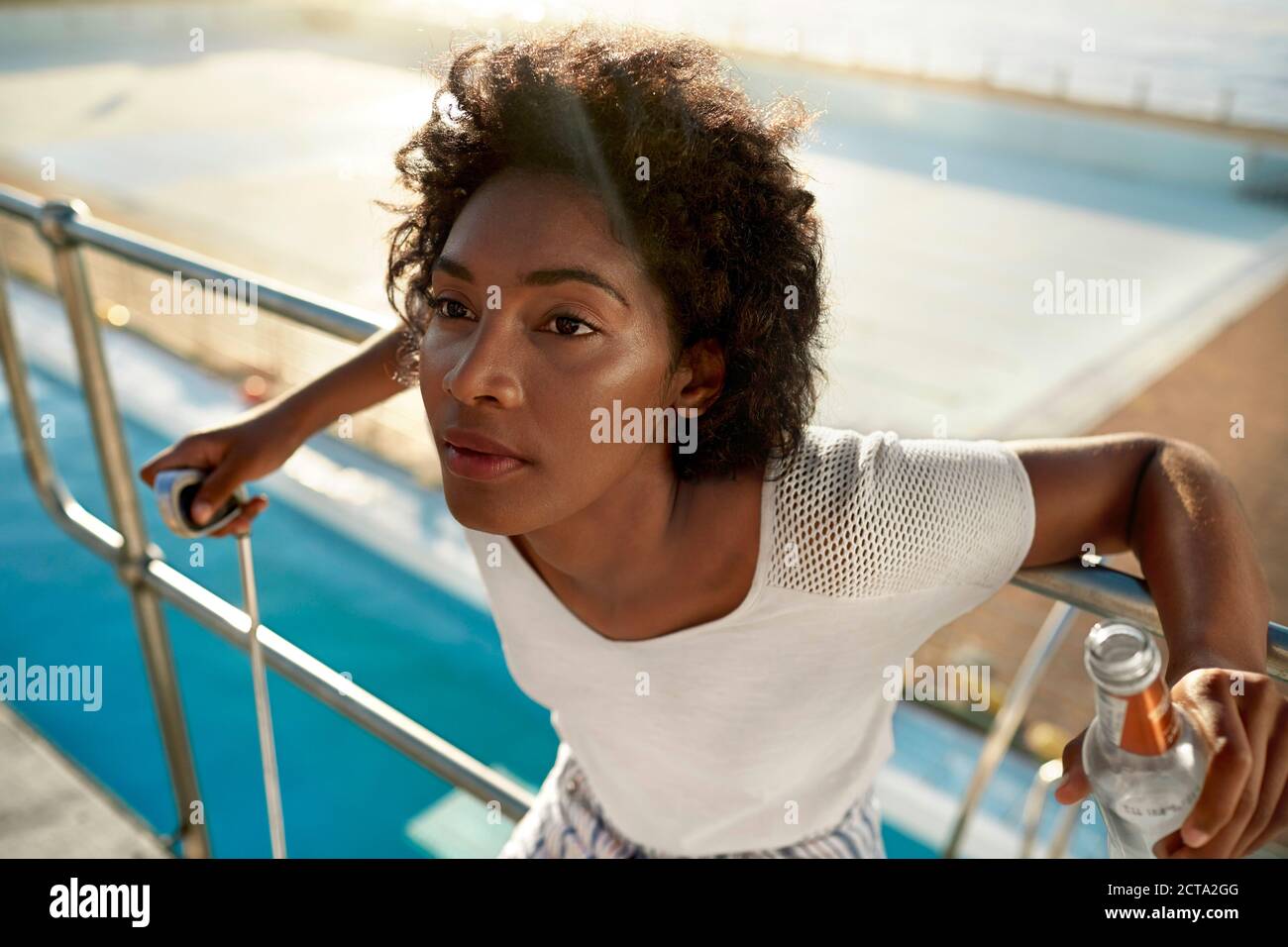 Junge Frau auf Highboard Swimming Pool Stockfoto