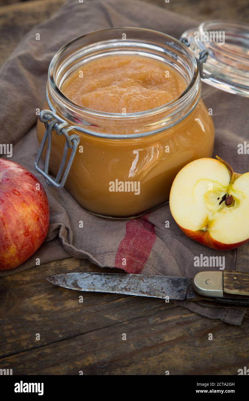 Apfelmus in der Abfüllung Jar und Äpfel auf Holztisch Stockfoto