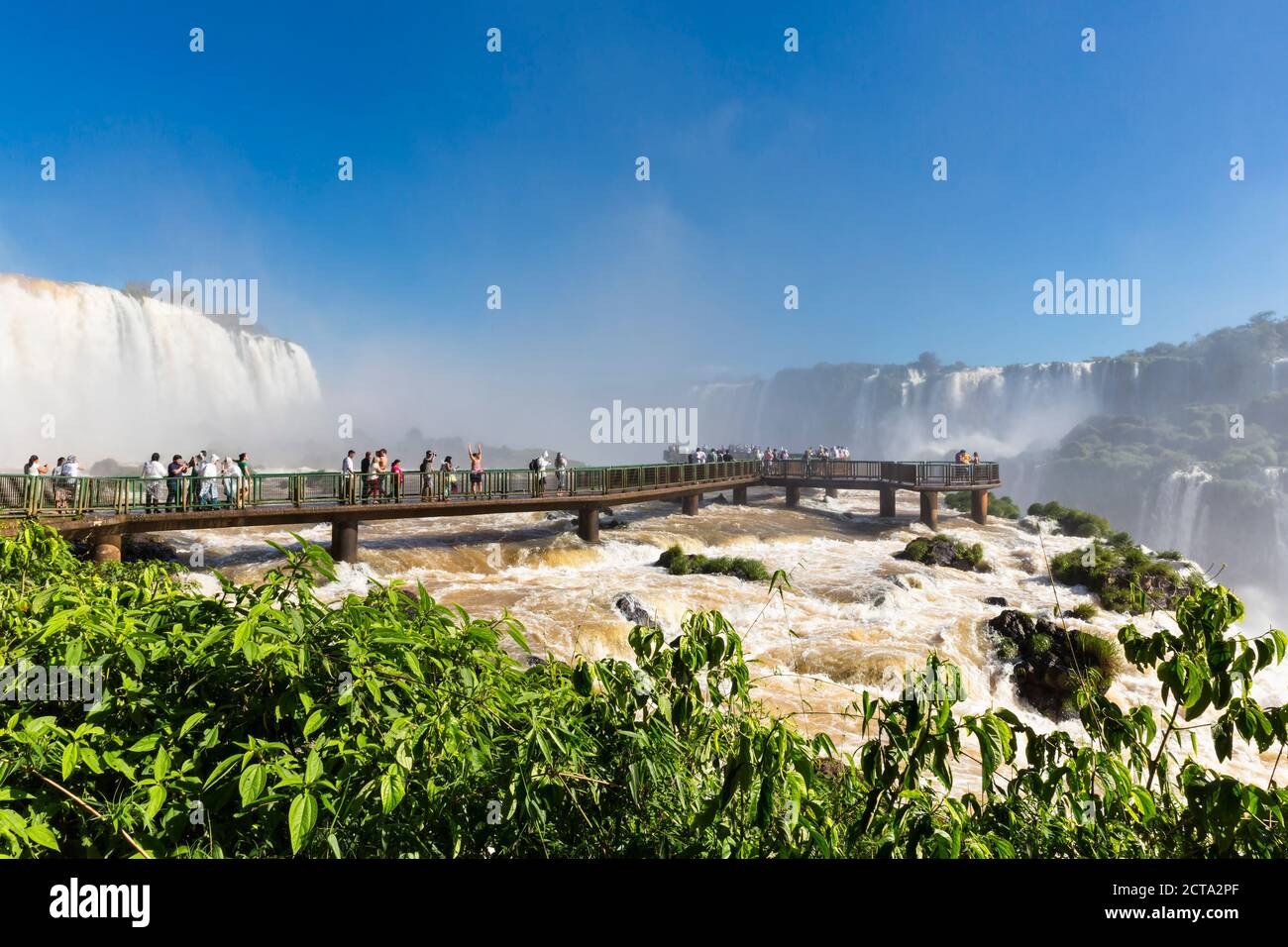 Südamerika, Brasilien, Parana, Iguazu National Park, Iguazu Wasserfälle, Touristen auf die Aussichtsplattform Stockfoto