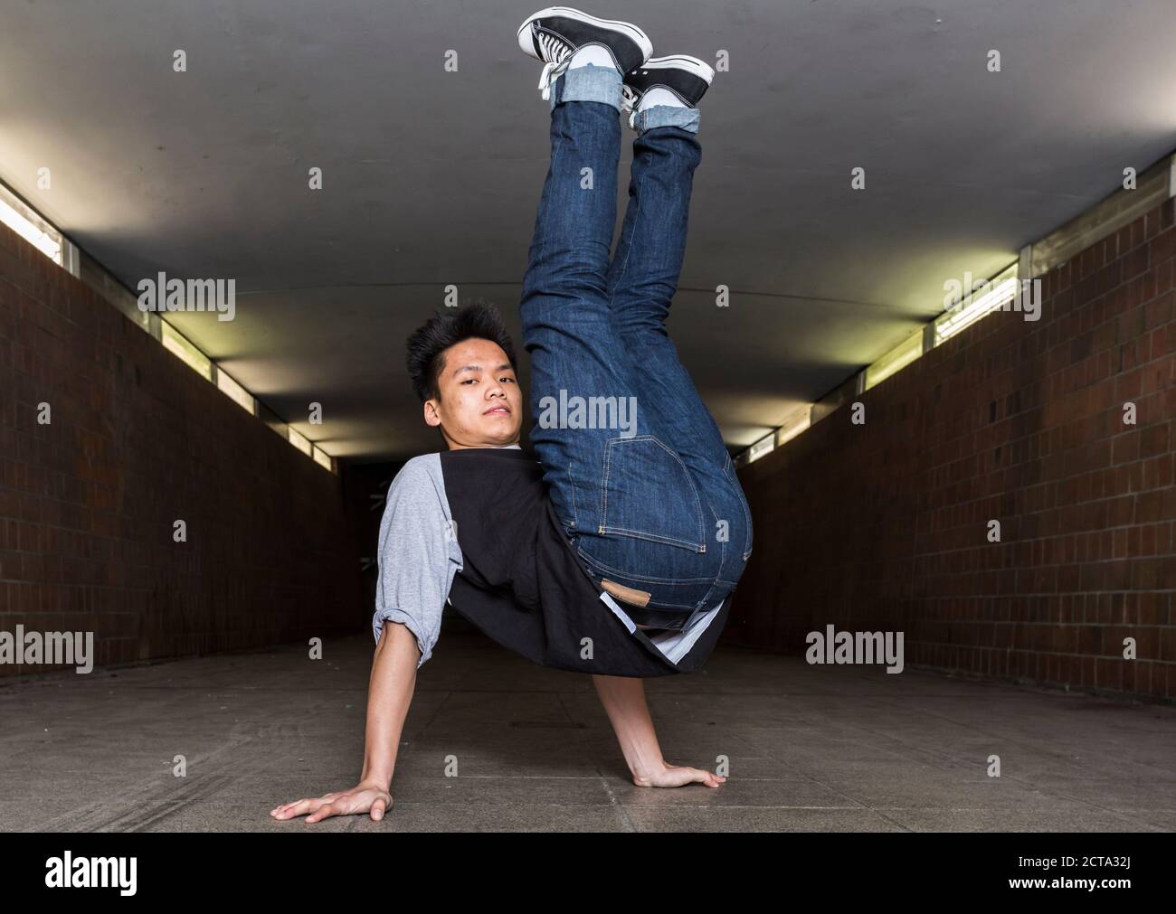 Junge Breakdancer in Unterführung Stockfoto