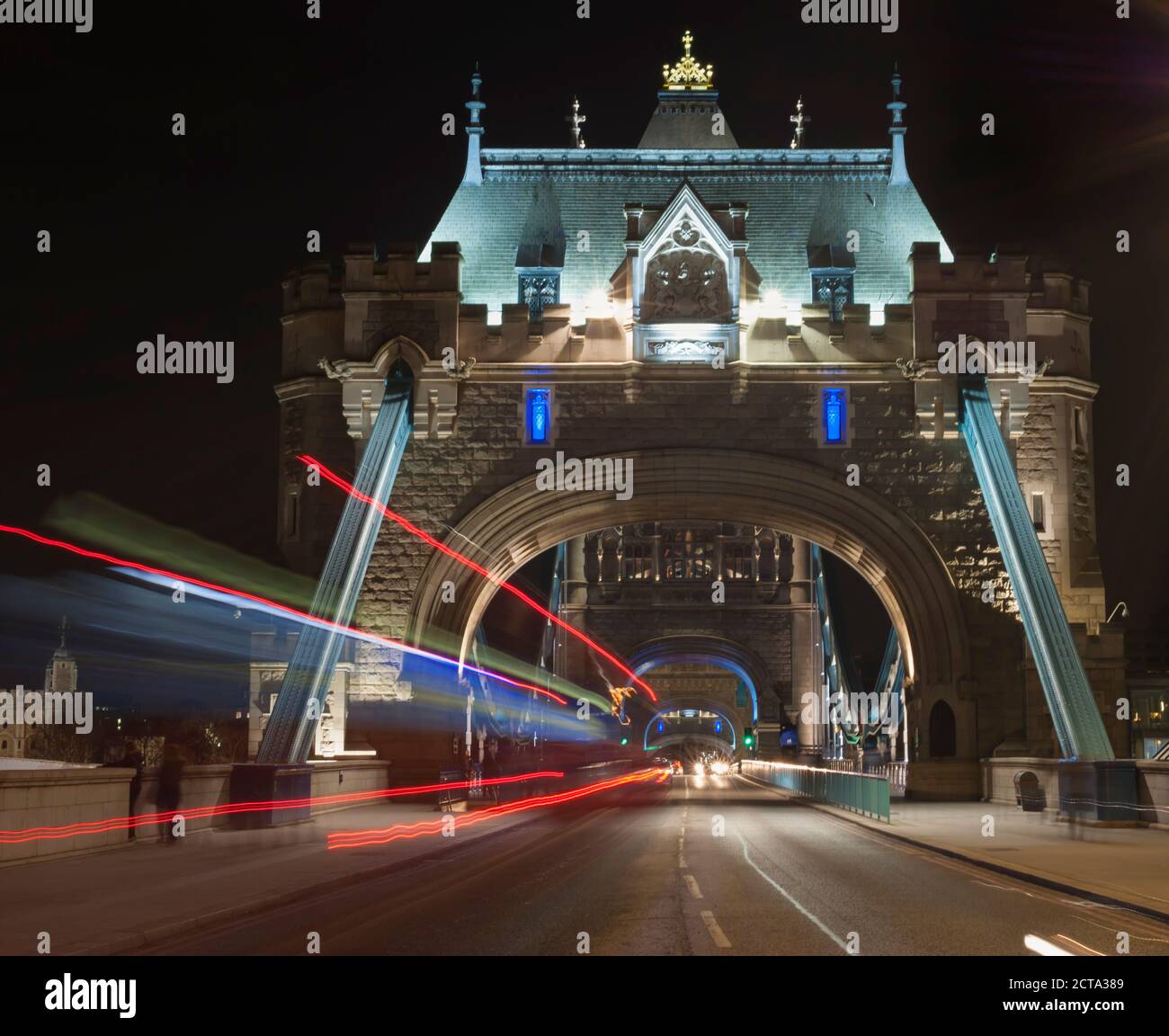 Vereinigtes Königreich, England, London, Tower Bridge, Verkehr in der Nacht Stockfoto