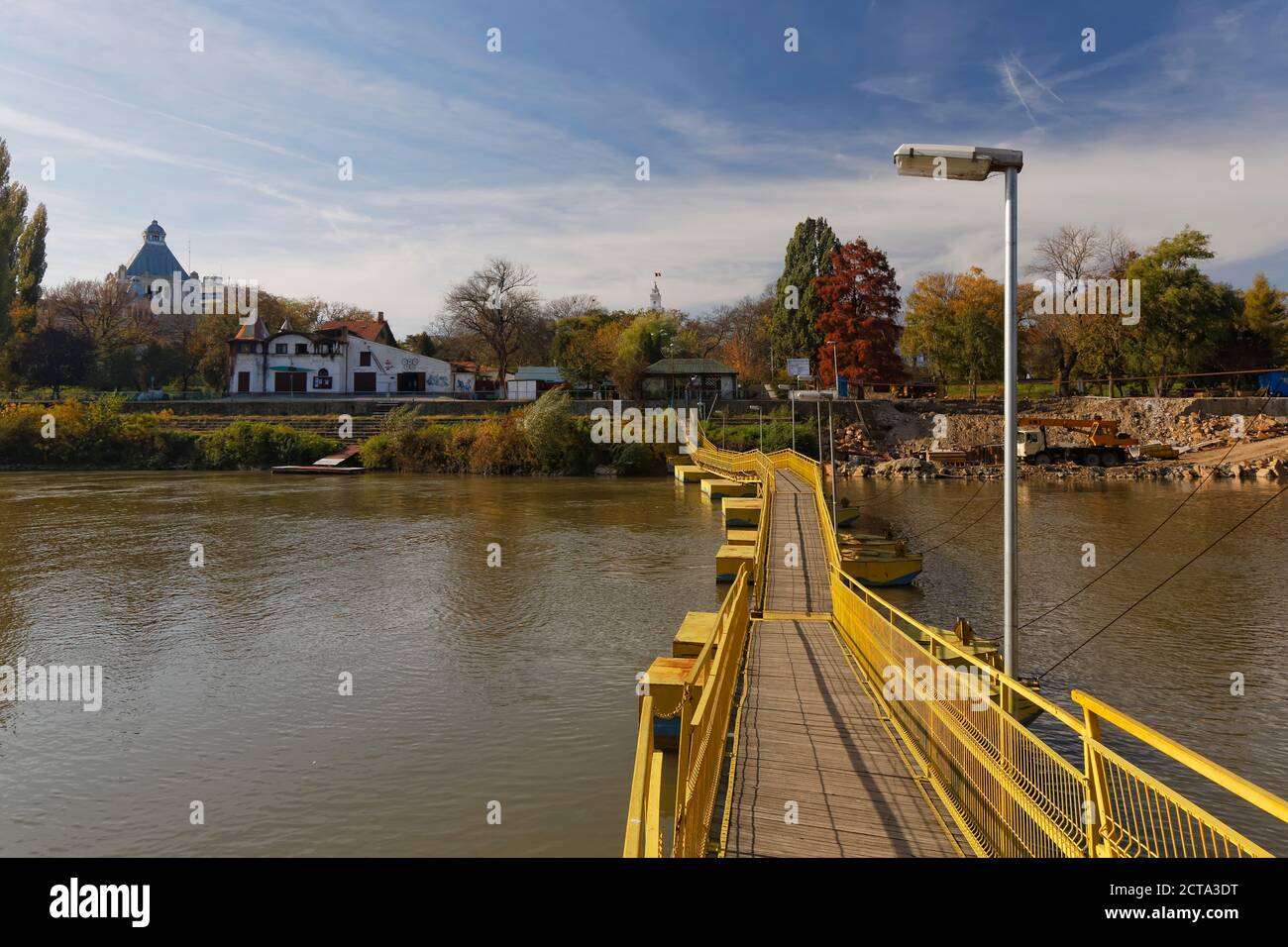 Rumänien, Crisana, Arad, Fußgängerbrücke über Mures Fluss Stockfoto