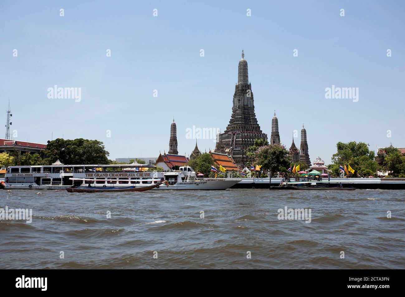 Thailand, Bangkok, Blick zum Wat Arun und Chao Praya Fluss und Boote Stockfoto