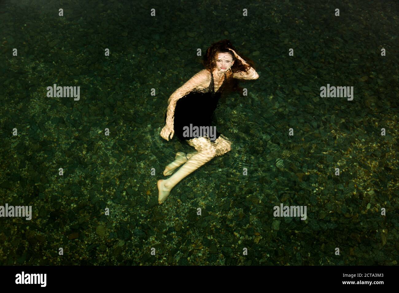 Deutschland, junge Frau unter Wasser, auf Kamera Stockfoto
