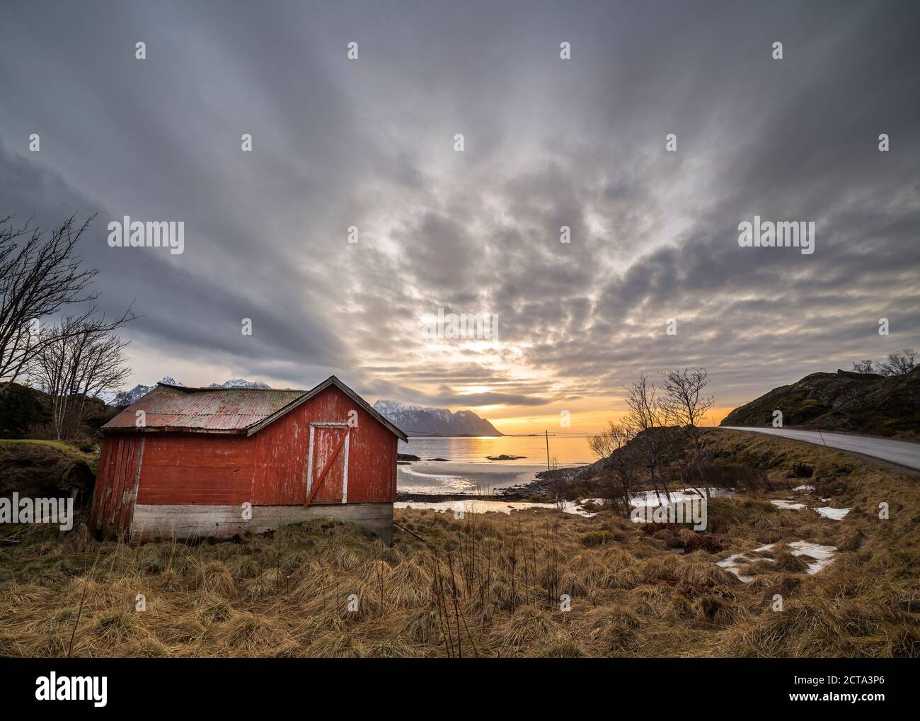 Norwegen, Lofoten, Sonnenuntergang an der Küste von Vestvagoy Stockfoto