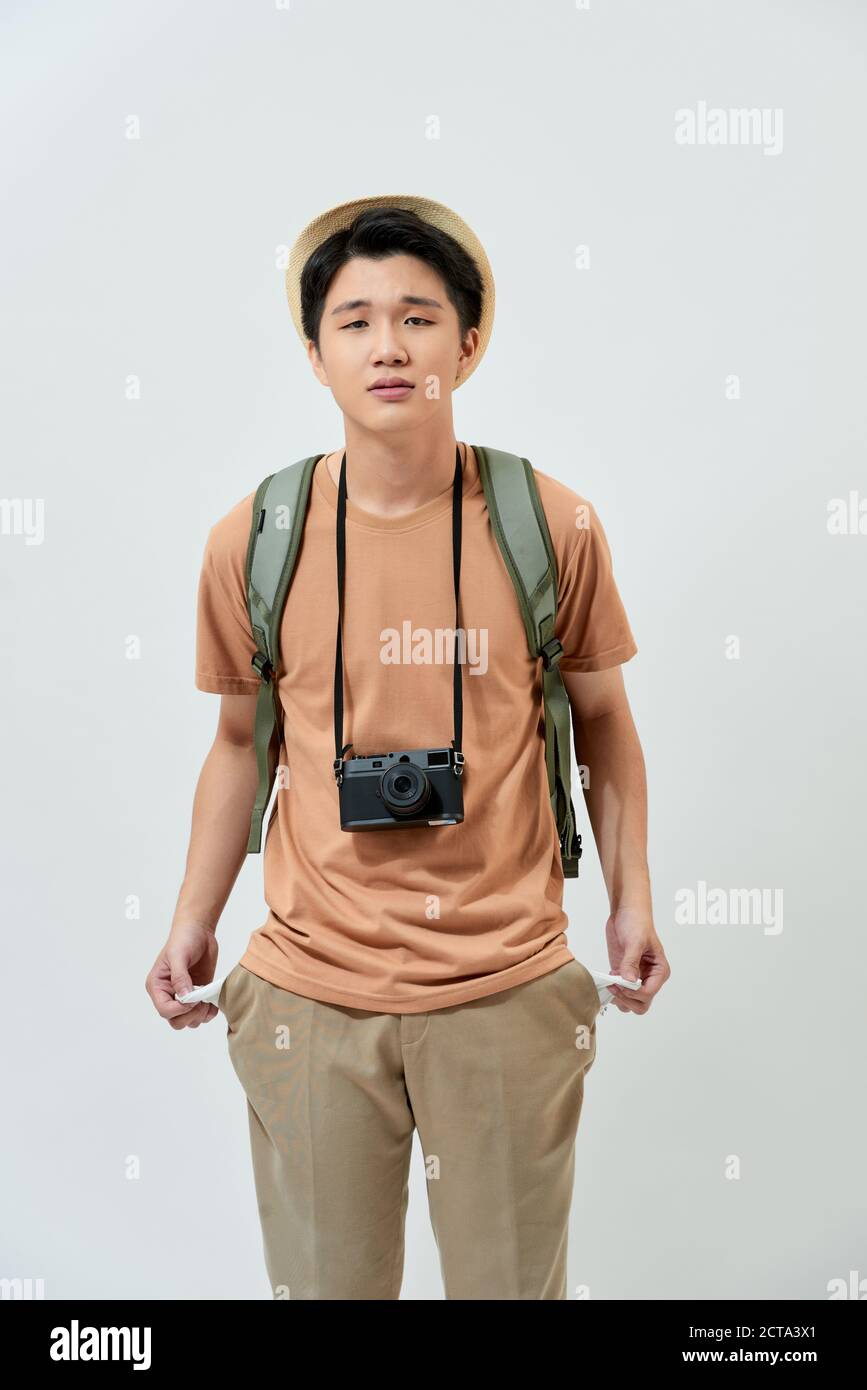 Junge asiatische Tourist Mann verlor sein Geld und fühlen sich enttäuscht, während über weißem Hintergrund stehen. Stockfoto