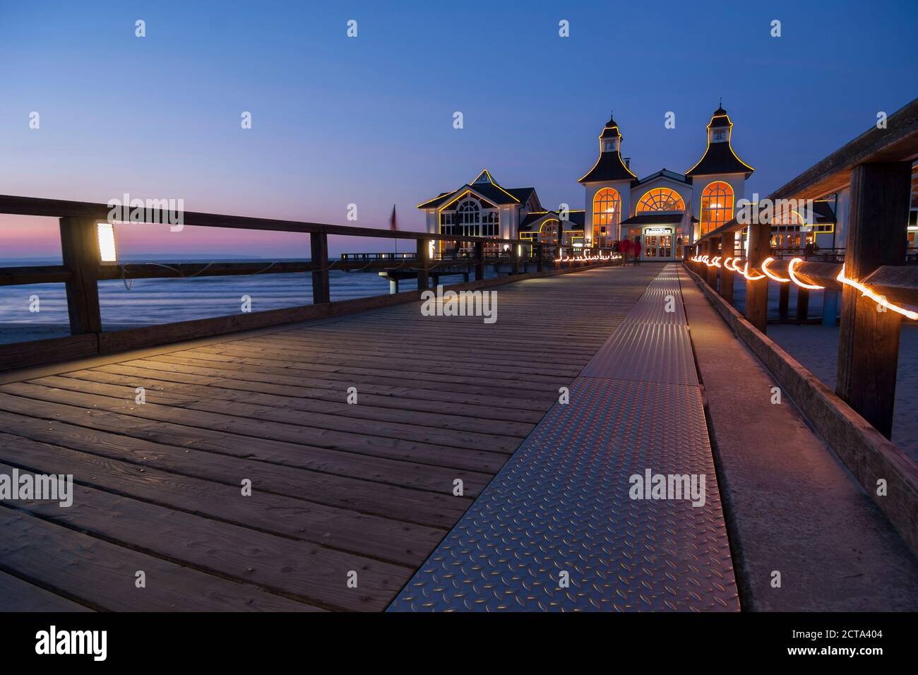 Deutschland, Mecklenburg-Vorpommern, Rugia, Blick auf die Seebrücke im Ostseebad Ostseebad Sellin von twilight Stockfoto