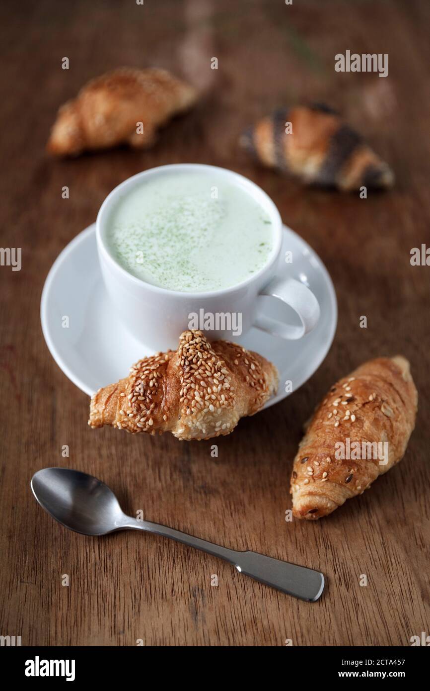 Mini-Croissants und eine Tasse Matcha Latte Stockfoto