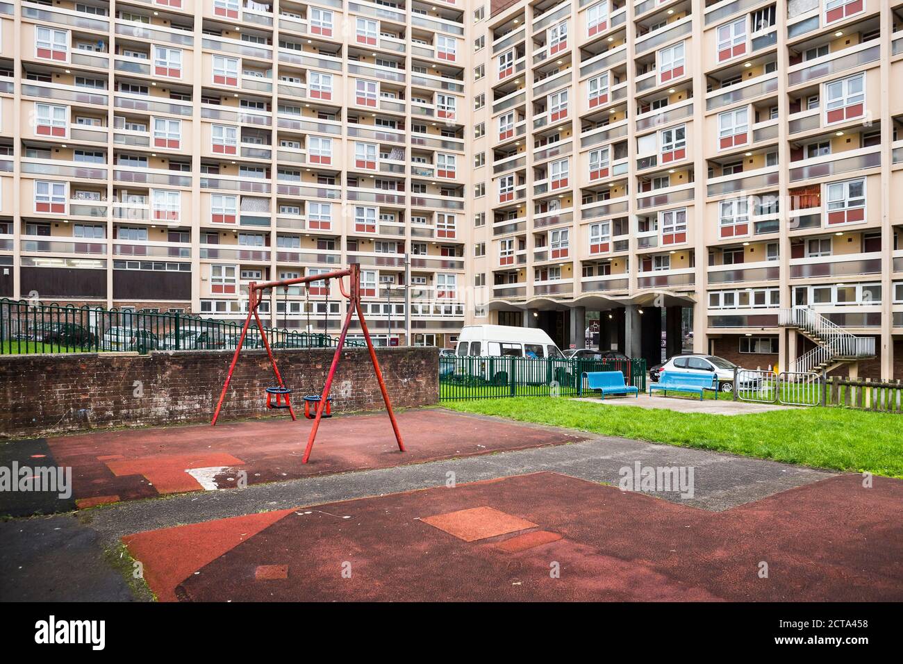 United Kingdom, England, Bristol, Spielplatz vor Gebäude Stockfoto