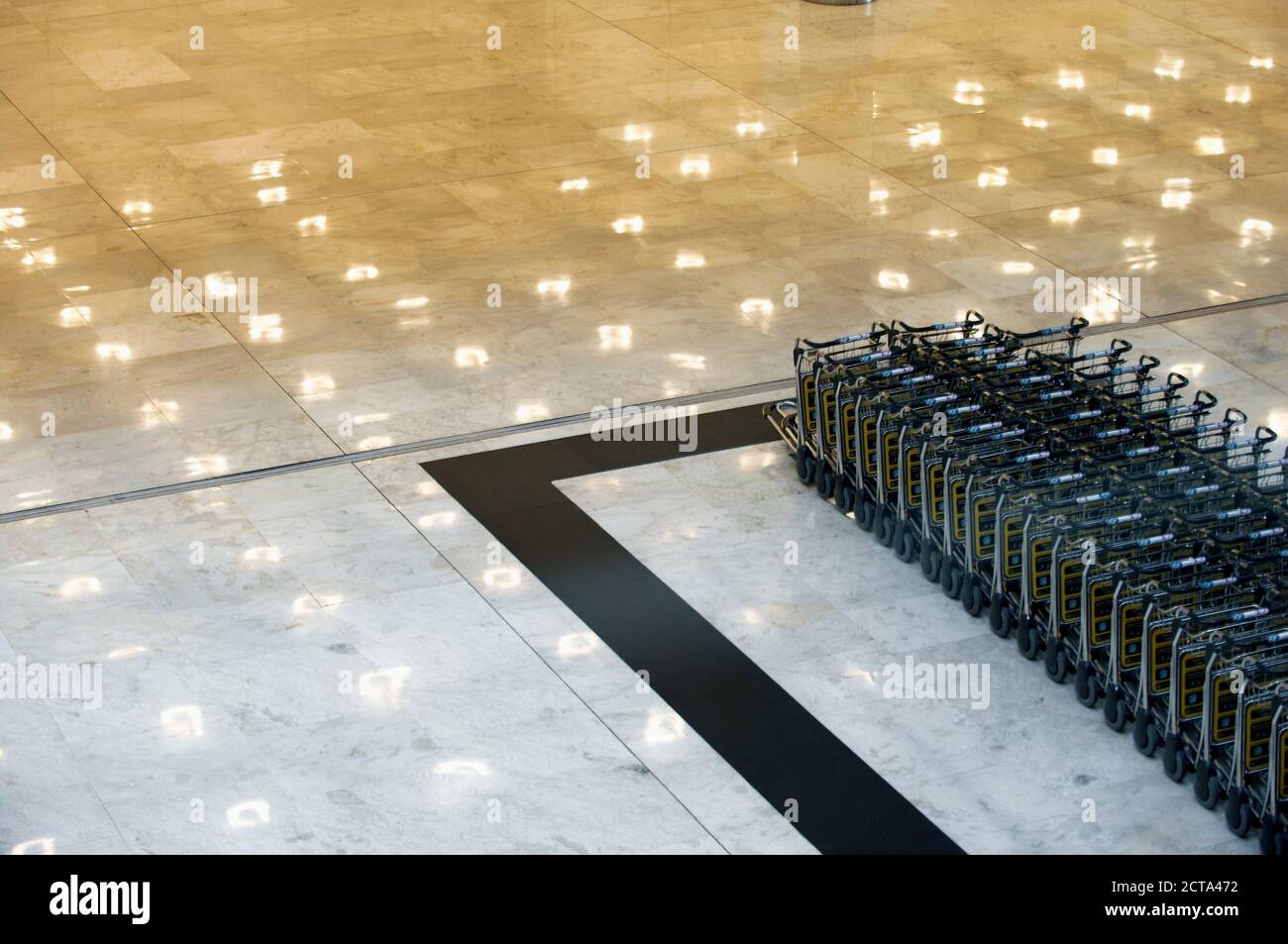 Spanien, Fuerteventura, Gepäckwagen am Flughafen Stockfoto