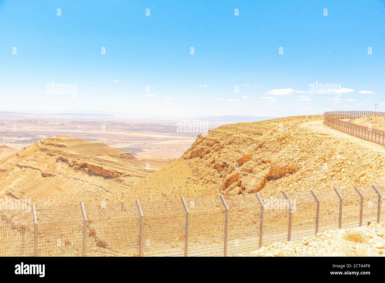 Route 10 entlang der ägyptisch-israelischen Grenze. Blick in Ägypten von Israel aus der Touch aktiviert Zaun platziert, um afrikanische Flüchtlinge am Eintreten zu verhindern Stockfoto