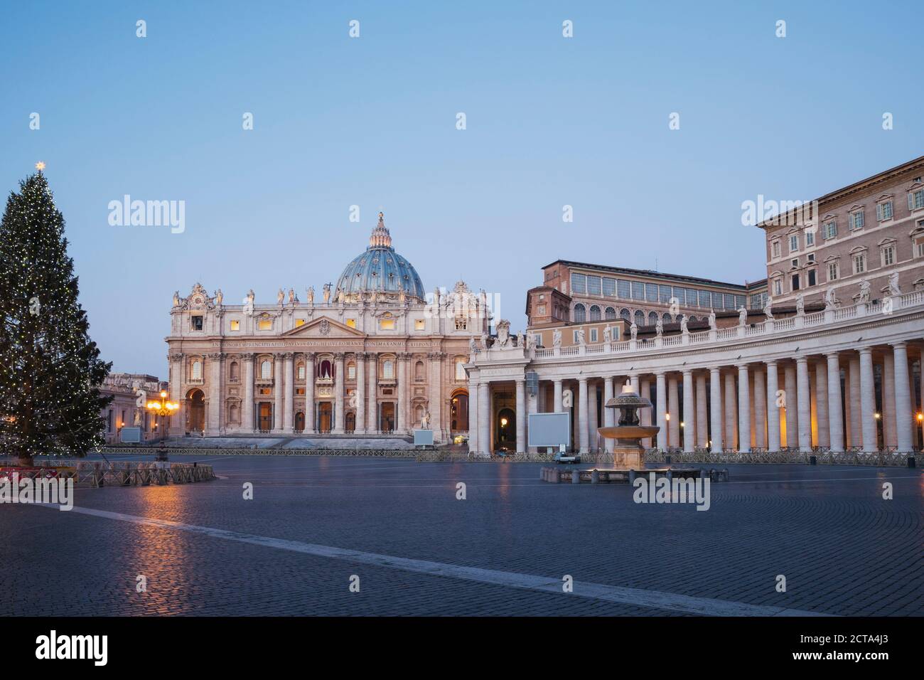 Italien, Vatikan, Rom, Piazza San Pietro, St. Peter Basilika und Weihnachtsbaum am Morgen Stockfoto