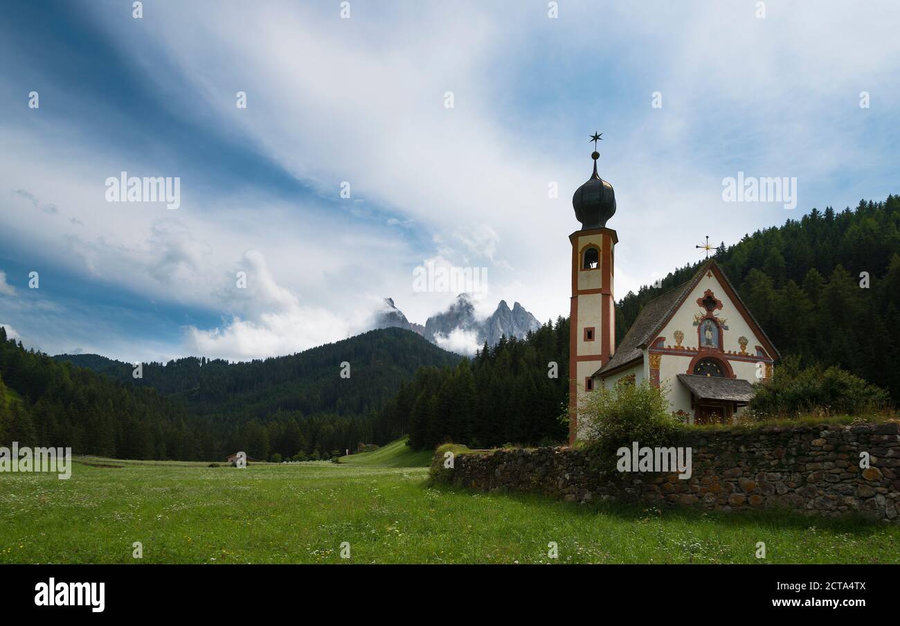 Italien, Trentino-Alto Adige, Villnösser, Blick auf St. Johann Kapelle Stockfoto