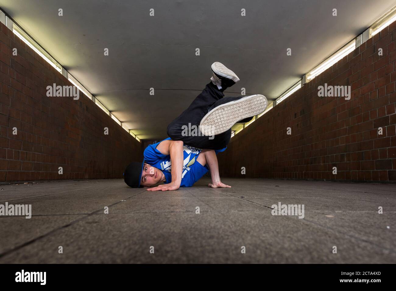Junge Breakdancer in Unterführung Stockfoto