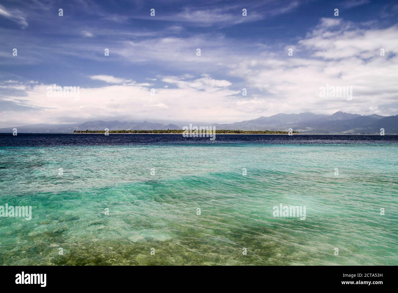 Indonesien, Lombok, Insel Gili Air, Blick vom Strand der Insel Gili Mono auf Insel Gili Air Stockfoto