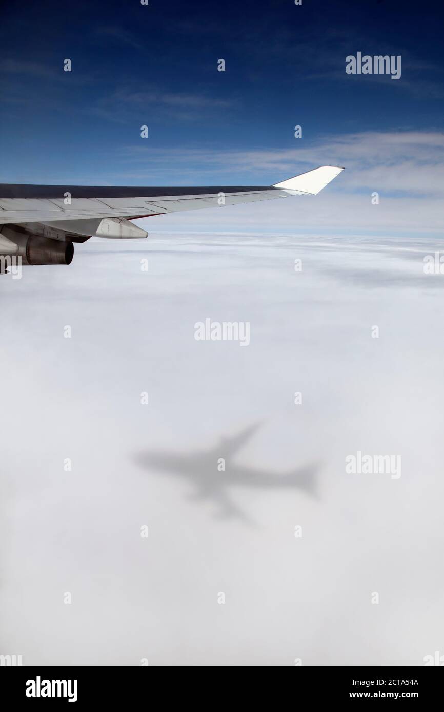 Jumbo Jet Boeing 747 in der Luft, Blick auf Wolken Schatten des Flugzeugs Stockfoto