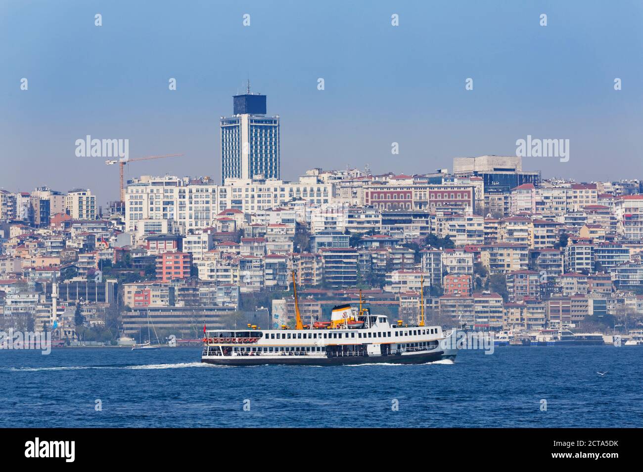 Türkei, Istanbul, Beyoglu und Bosporus von Üsküdar gesehen Stockfoto