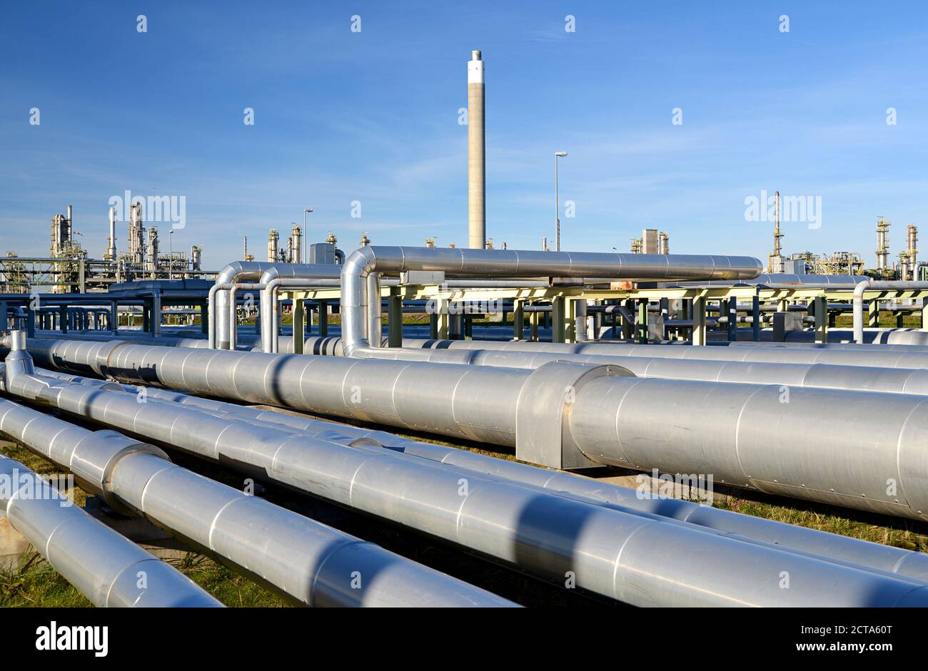 Deutschland, chemische Industrie, Rohre in Öl-Raffinerie Stockfoto